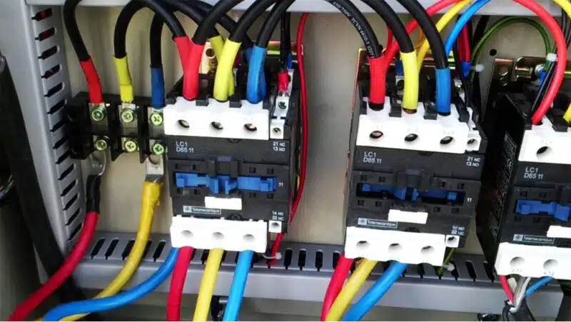 نقش کلیدی کنتاکتور در ایمنی و کارایی سیستمها - روشن صنعت