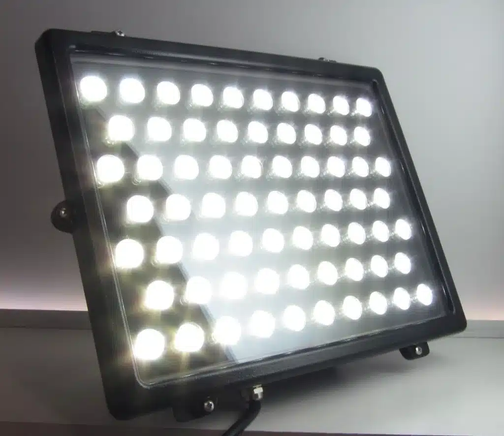 راهنمای انتخاب بهینه پروژکتور روشنایی اساس شرایط پروژه - روشن صنعت